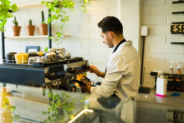 Kahve Makinesiyle Kahve Dolduran Müşterilere Servis Yapan Erkek Bir Baristanın — Stok fotoğraf