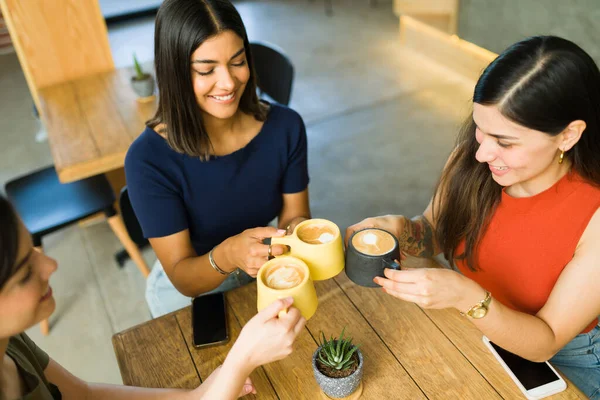 Bovenaanzicht Van Drie Gelukkige Beste Vrienden Toosten Met Kopjes Koffie — Stockfoto