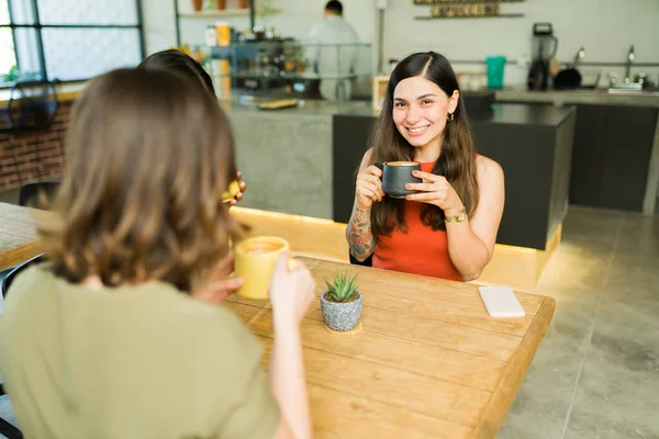 コーヒーが好き カメラを見ながらお友達とコーヒーを楽しむゴージャス若い女性 — ストック写真