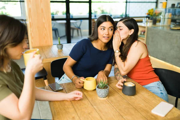 Young Woman Whispering Secret Her Best Friend While Sitting Beautiful — Stock Photo, Image