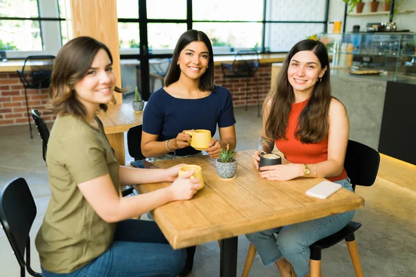 Lachende Beste Vrienden Koffieshop Genieten Van Capucciono Terwijl Bijpraten — Stockfoto