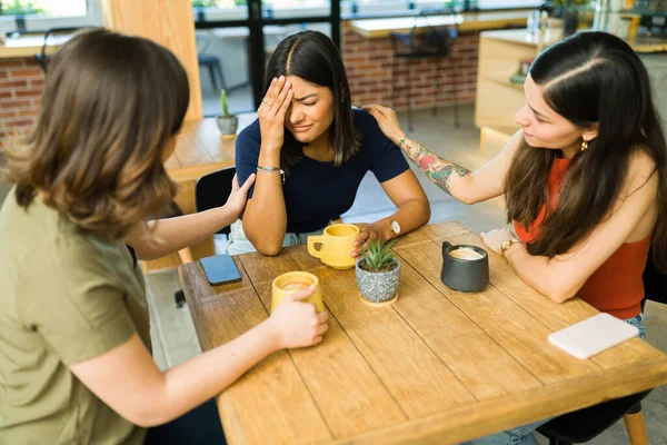 コーヒーショップで泣いている悲しい女性を慰め 彼女の問題について話す親友 — ストック写真