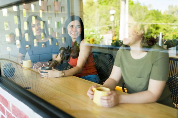 Счастливые Подружки Которых Видели Окна Кафе Веселящимися Смеющимися Кафе — стоковое фото