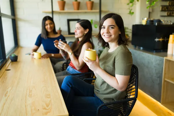 一个高加索女人和她最好的朋友在咖啡厅喝咖啡时微笑的画像 — 图库照片