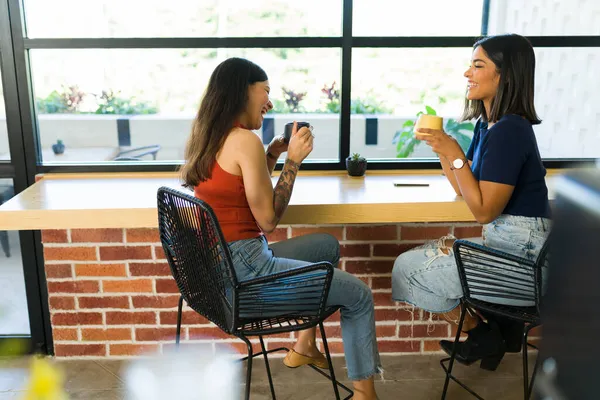 Güzel Genç Kadınlar Bir Kahve Dükkanında Takılırken Şakalaşıp Gülüyorlar — Stok fotoğraf