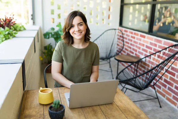 Mulher Freelancer Atraente Sorrindo Enquanto Trabalhava Com Laptop Estudante Fazendo — Fotografia de Stock