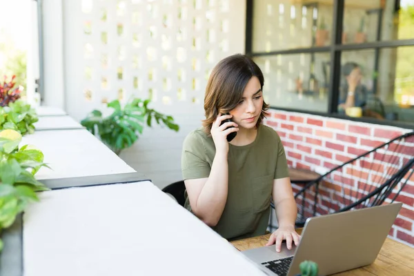 Multitasking Jovem Mulher Fazendo Uma Chamada Negócios Digitando Laptop Enquanto — Fotografia de Stock