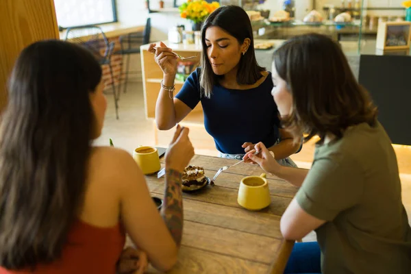 Esto Delicioso Jóvenes Mujeres Multirraciales Pasando Rato Juntos Comiendo Pastel —  Fotos de Stock