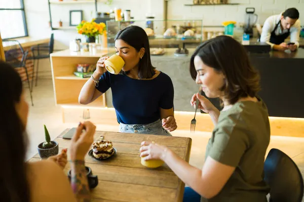 在嬉皮士餐厅 漂亮的女性朋友正在喝咖啡和甜点 — 图库照片