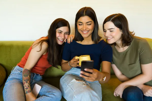 Bellissimi Ricordi Giovani Donne Eccitate Che Fanno Selfie Postano Sui — Foto Stock