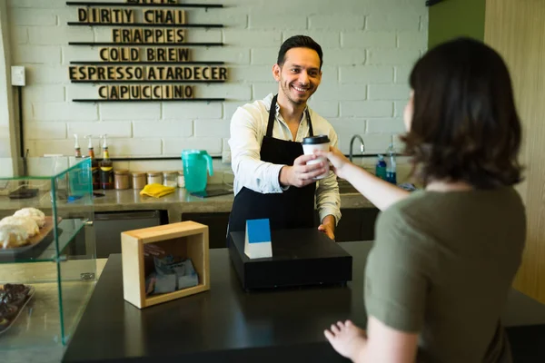 Barista Alegre Sorrindo Enquanto Café Para Uma Jovem Sobre Contador — Fotografia de Stock