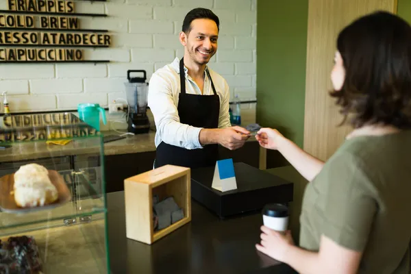 Glückliche Kundin Gibt Dem Barista Café Ihre Kreditkarte Und Bezahlt — Stockfoto