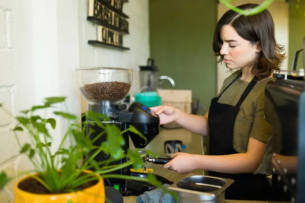 在一家现代嬉皮士咖啡店为顾客煮一杯咖啡 — 图库照片