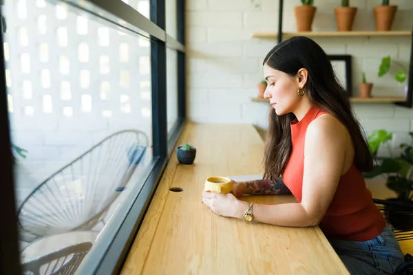 Profil Une Jeune Femme Réfléchie Assise Dans Café Branché Profitant — Photo