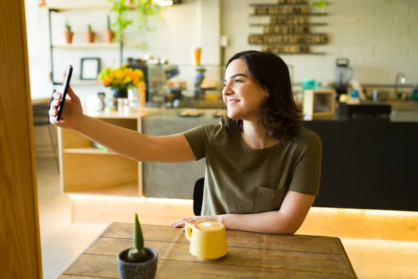 Une Cliente Heureuse Prend Selfie Avec Son Smartphone Attendant Commande — Photo