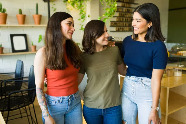 Bellissimi Migliori Amici Allegre Giovani Donne Che Abbracciano Ridendo Scherzando — Foto Stock