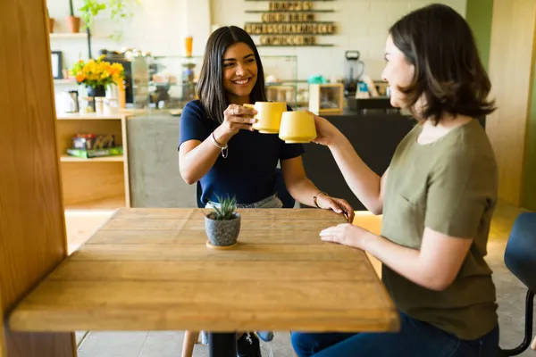 Salud Mejores Amigas Brindando Con Tazas Café Hermoso Café Riendo —  Fotos de Stock