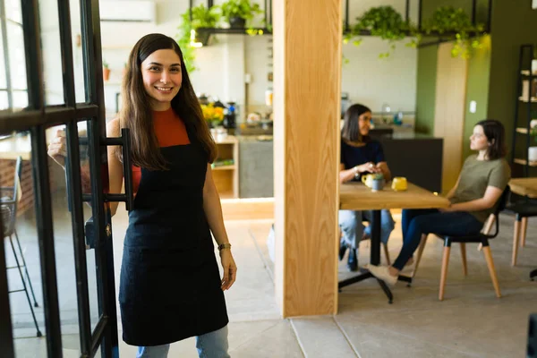 Vrouwelijke Ondernemer Opent Deur Glimlacht Naar Klanten Haar Koffieshop — Stockfoto