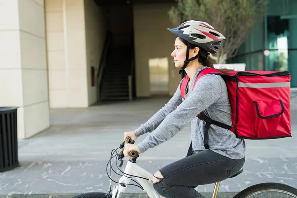 Repartidor Latino Que Lleva Una Mochila Roja Monta Una Bicicleta — Foto de Stock