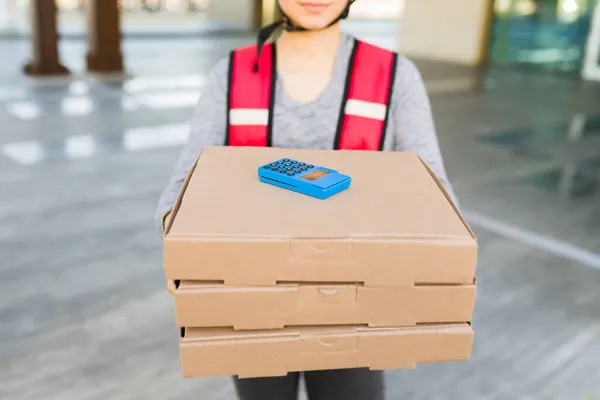 モバイルサービスアプリのためにピザを配達する若い女性と配達人の閉鎖 食品配送のクレジットカードでお支払いのお客様 — ストック写真