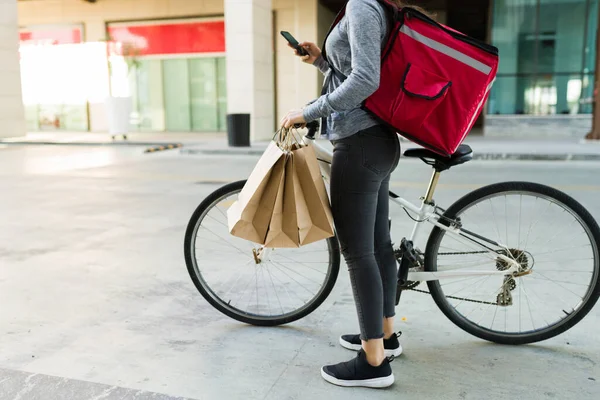 Primer Plano Una Joven Que Trabaja Como Repartidora Ciudad Revisa — Foto de Stock