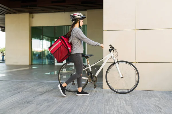 Una Repartidora Montando Bicicleta Mujer Joven Hispana Haciendo Una Entrega — Foto de Stock