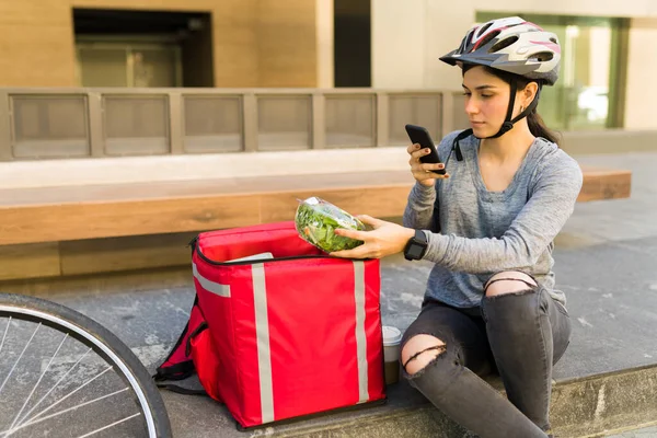 Mujer Entrega Trabajo Tomando Una Foto Comida Del Cliente Antes — Foto de Stock