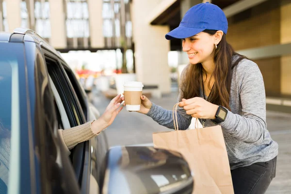 Felice Consegna Ragazza Corriere Dando Ordine Cibo Cliente Guida Auto — Foto Stock