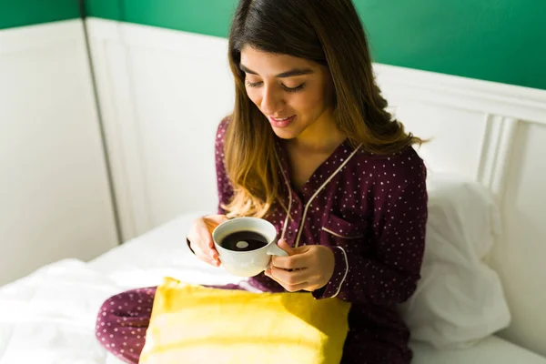 Jeune Femme Hispanique Réveille Tôt Matin Assoit Lit Avec Une — Photo