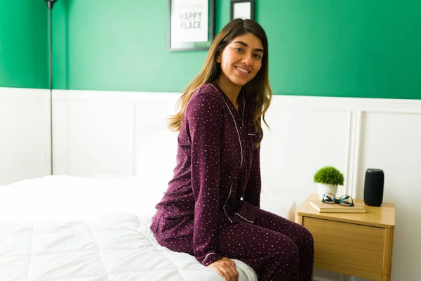 Göz Kamaştırıcı Bir Latin Kadının Portresi Kameraya Bakıyor Yatak Odasında — Stok fotoğraf