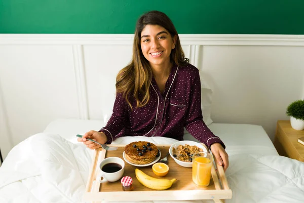 Jag Älskar Att Äta Sängen Porträtt Latinkvinna Som Ler Och — Stockfoto