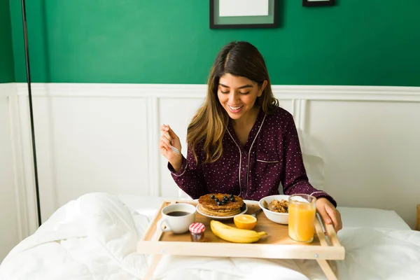Jovencita Alegre Desayunando Cama Mujer Sonriente Pijama Comiendo Panqueques —  Fotos de Stock