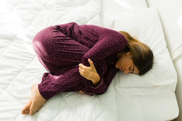 Voel Rot Jonge Vrouw Met Krampen Knuffelen Haar Knieën Bed — Stockfoto