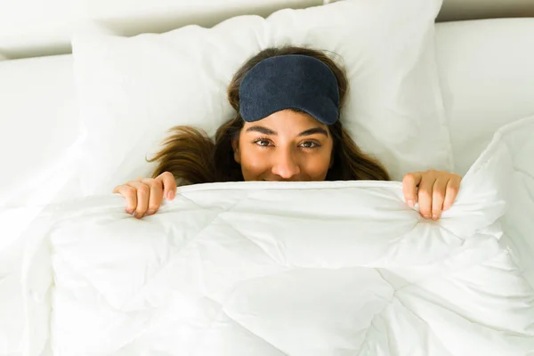 私はベッドが大好きです Happy Young Woman Smiling Covers Bed Sleep Mask — ストック写真