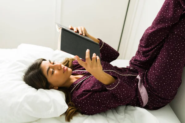 Preciosa Mujer Latina Pijamas Leyendo Nuevo Libro Mientras Descansa Cama —  Fotos de Stock