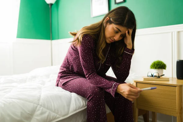Enttäuschte Junge Frau Pyjama Mit Negativem Schwangerschaftstest Und Angst Vor — Stockfoto