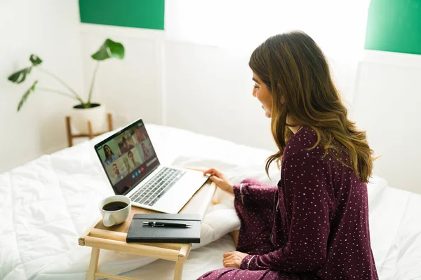 Latynoska Kobieta Piżamie Robi Domowe Biuro Spotkanie Pracy Online Podczas — Zdjęcie stockowe