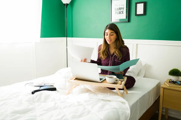 Latijnse Vrouw Pyjama Praten Met Haar Baas Tijdens Een Online — Stockfoto