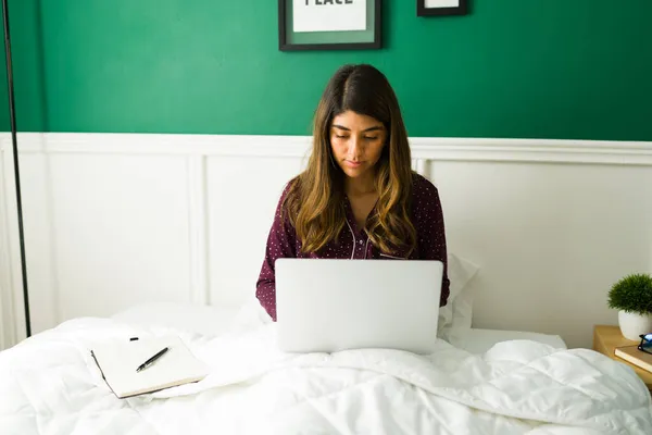 Mujer Joven Cansada Escribiendo Portátil Cama Haciendo Tarea Oficina Casa —  Fotos de Stock