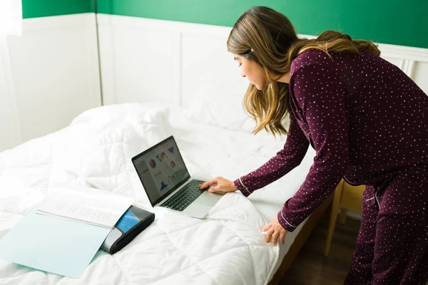 远程工作 一个穿着睡衣的年轻人在卧室里给家里发电子邮件的背景图 — 图库照片