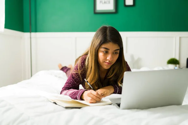 Hispanische Studentin Liegt Bett Und Schreibt Auf Einem Notizbuch Und — Stockfoto