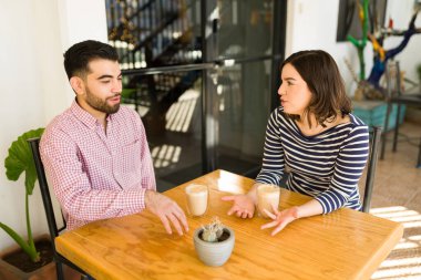 Eğlenceli genç adam ve kadın bir kafede ilk buluşmalarında birbirlerini tanıyorlar.