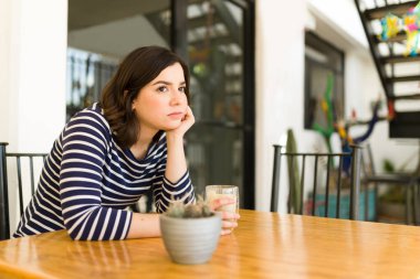 Beni ekti. Kafkasyalı üzgün kadın kahve dükkanında randevusunu bekliyor.