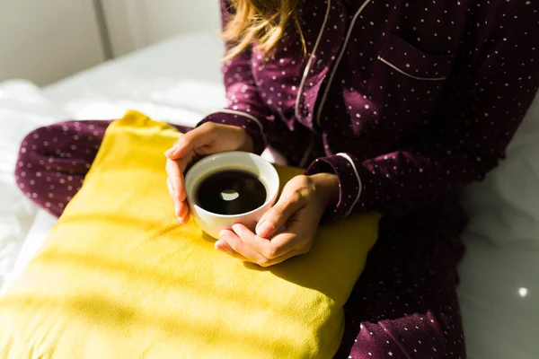 Magas Szögben Egy Gyönyörű Pizsamában Ágyban Élvezi Finom Csésze Kávét — Stock Fotó