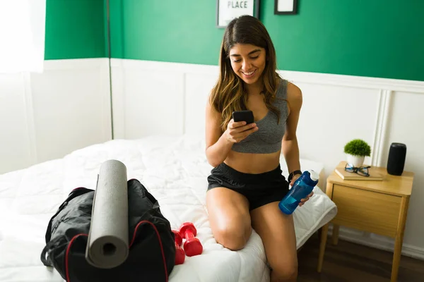 Mujer Alegre Ropa Deportiva Mensajes Texto Sonriendo Casa Mientras Prepara —  Fotos de Stock