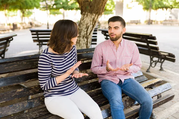 关系问题 愤怒的高加索夫妇在公园的约会中吵架和讨论 — 图库照片