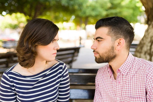 Primo Piano Una Giovane Donna Arrabbiata Uomo Che Guardano Mentre — Foto Stock