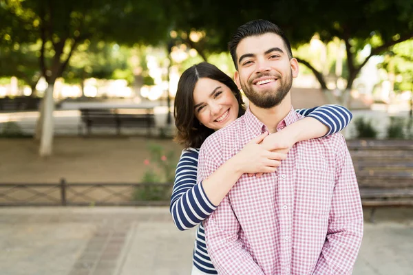 Retrato Casal Caucasiano Atraente Abraçando Sorrindo Enquanto Saem Juntos Parque — Fotografia de Stock