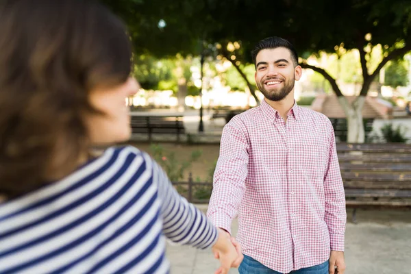 Jóképű Fiatalember Fogja Egymás Kezét Barátnőjével Miközben Viccelődnek Parkban — Stock Fotó