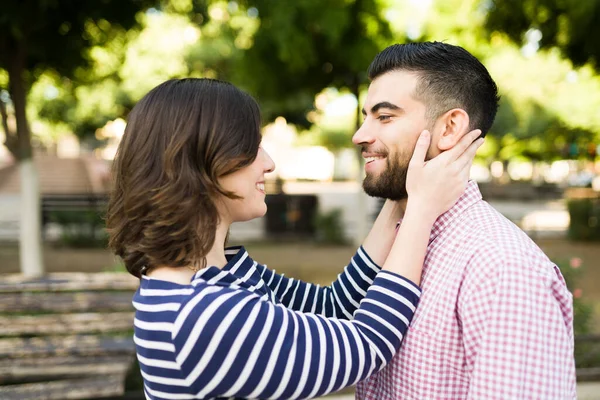 Mitt Allt Härlig Flickvän Röra Och Smeka Sin Pojkvän Samtidigt — Stockfoto